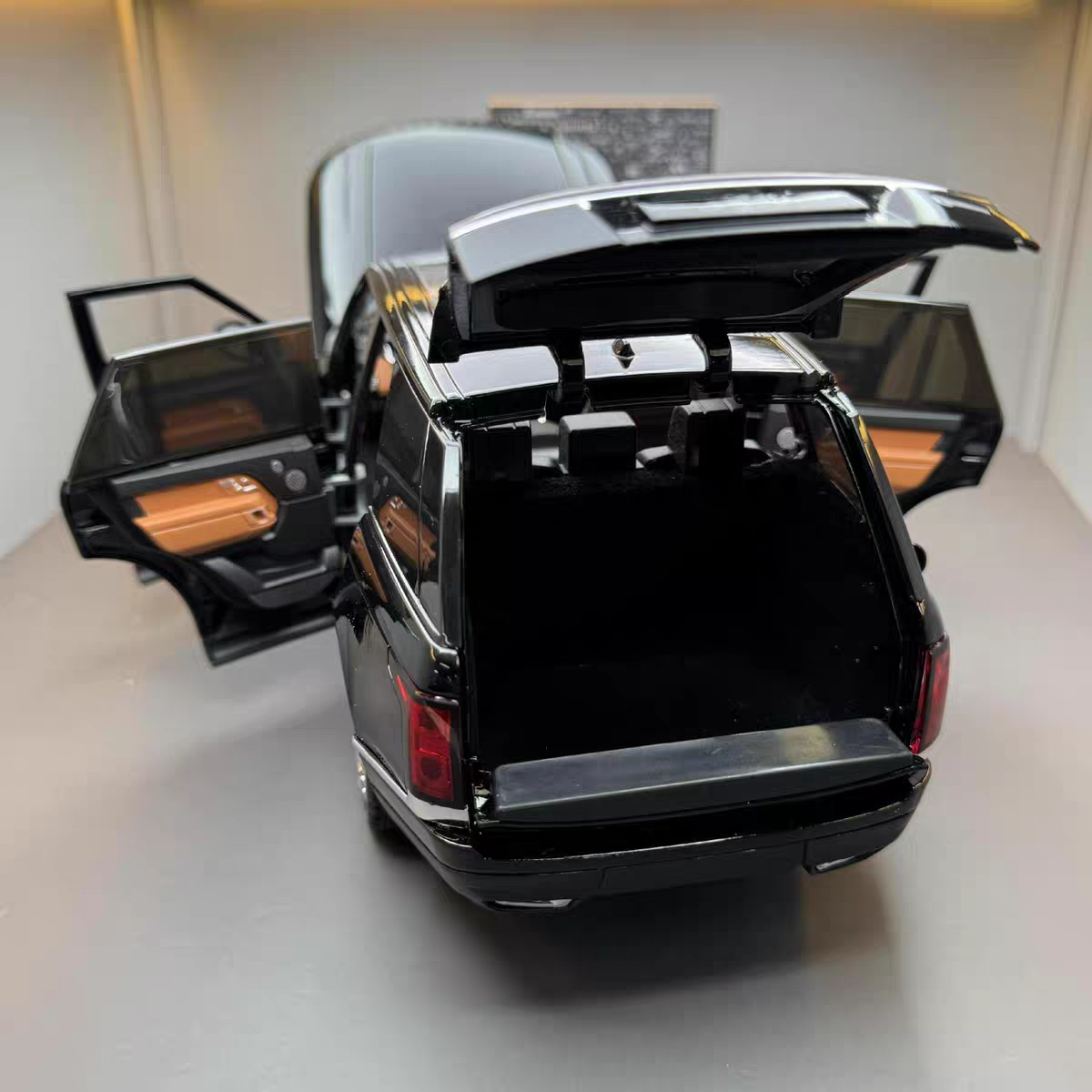 Range Rover Vogue HSE Luxury Edition (1:24 Scale Alloy Model)
